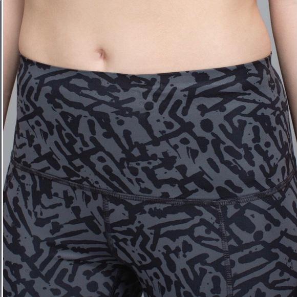 💕LULULEMON - EUC Hot to Street Crop (8) - Picture 5 of 10